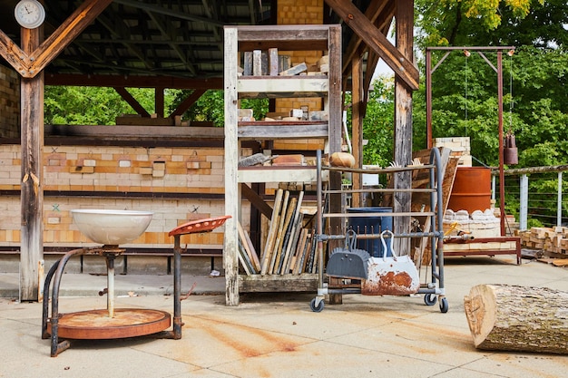 Vnútorný priestor predajne s regálmi plnými osív, hnojív a záhradných nástrojov