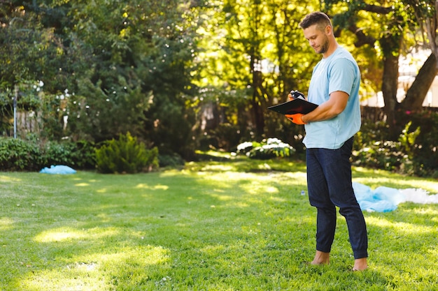 Odborník na údržbu záhrad, muž pri kosení trávnika, záhradnícke služby