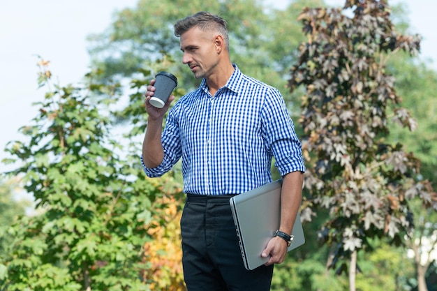 Odborník na zavlažovacie systémy, muž pri záhradnom zariadení, technik